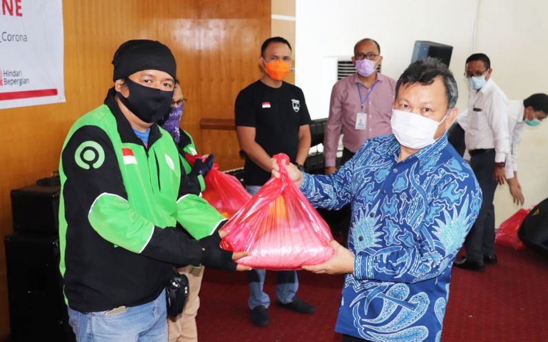 BSG Serahkan 3000 Paket Sembako Bagi Pengemudi Ojol di Manado