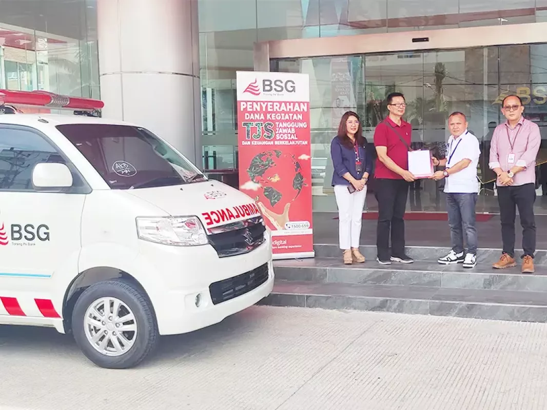 TJS Bank SulutGo Sumbangkan Mobil Ambulance Suzuki APV kepada RSU Monompia Kotamobagu